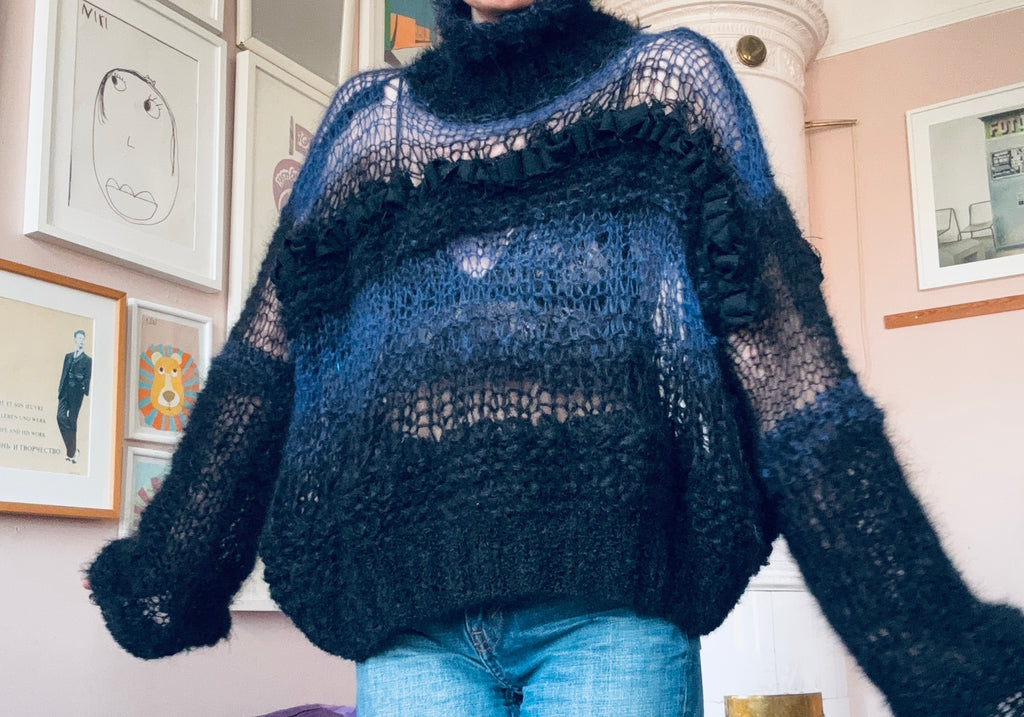 Nr0016- Fluffy airy sweater with "too long sleeves"