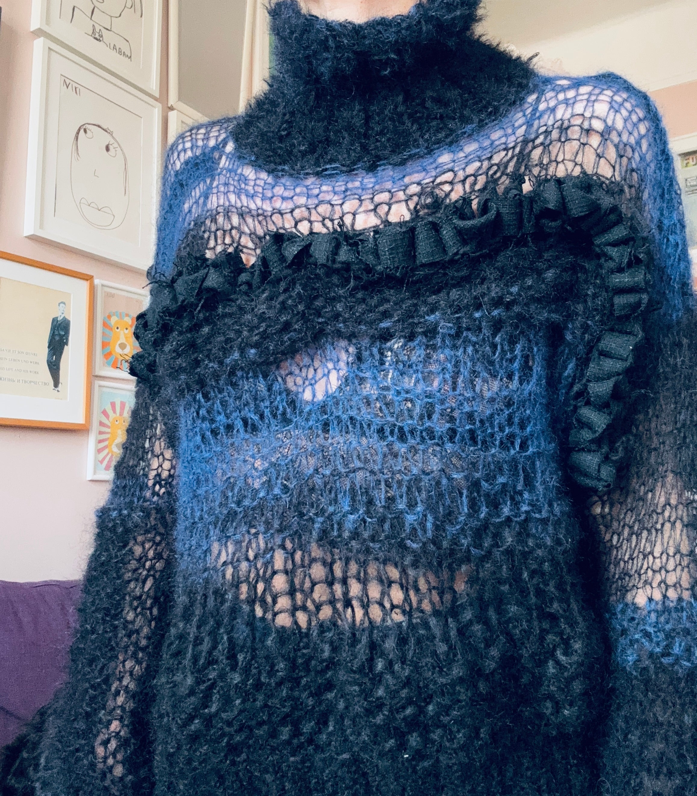 Nr0016- Fluffy airy sweater with "too long sleeves"