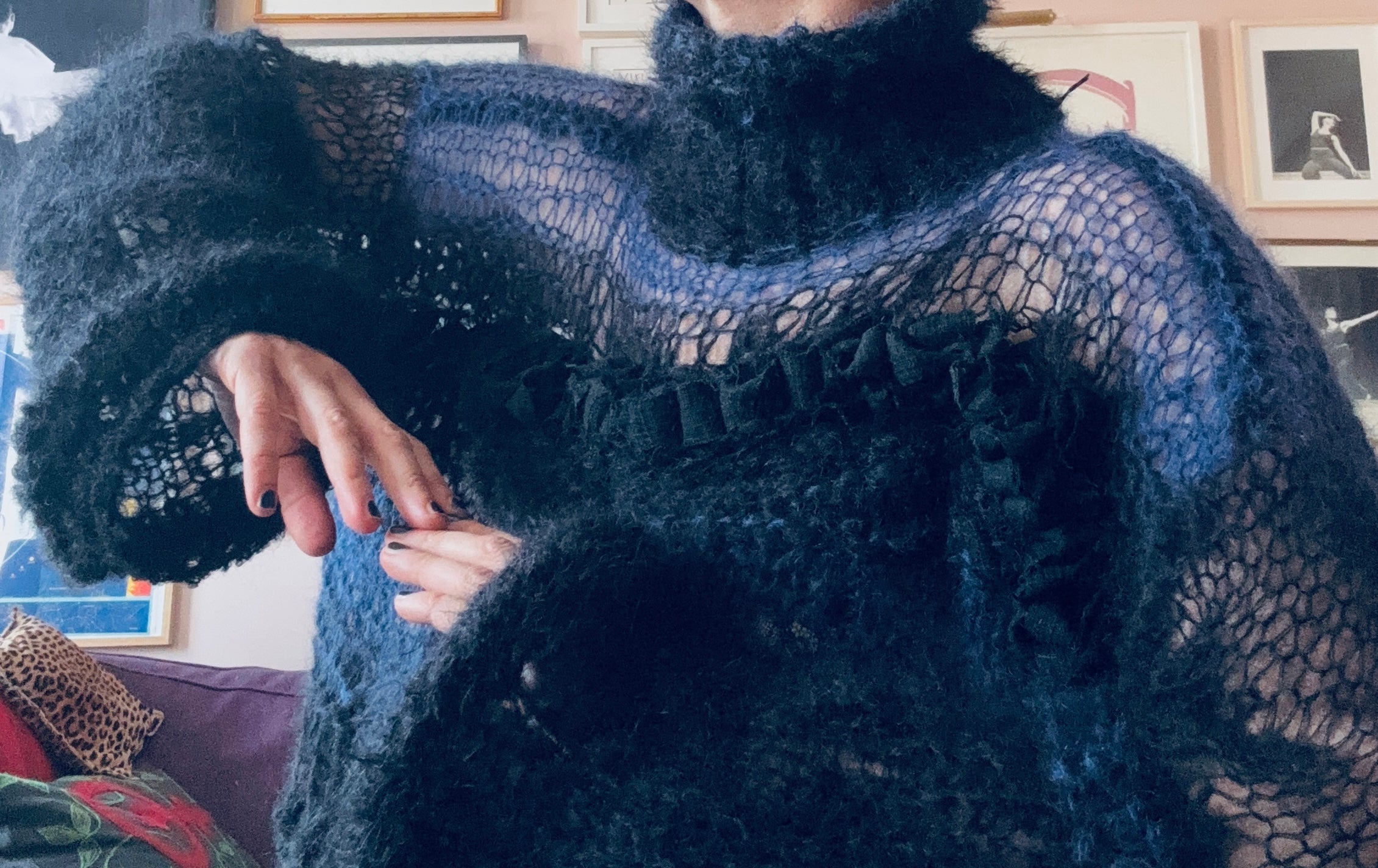 Nr0016- Fluffy airy sweater with "too long sleeves"