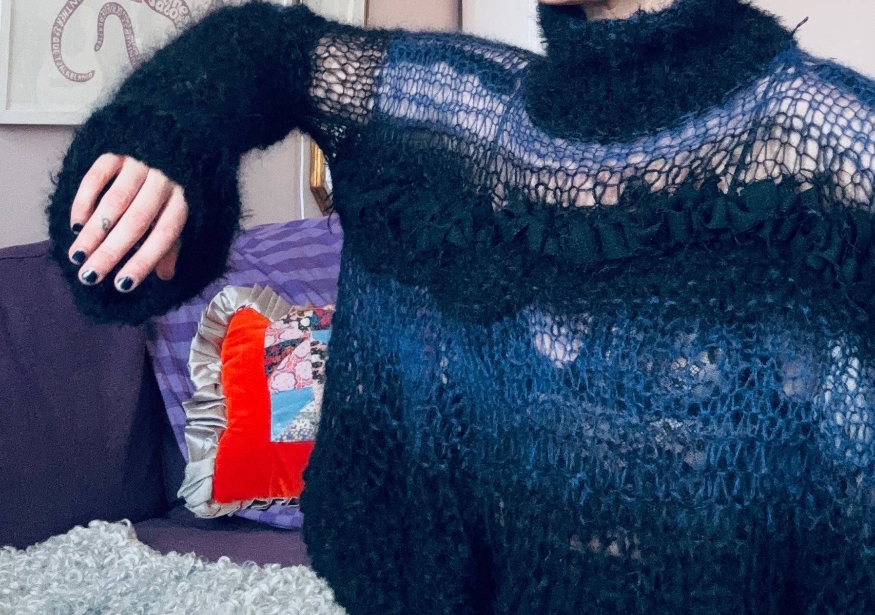 Nr0016- Fluffy airy sweater with "too long sleeves"