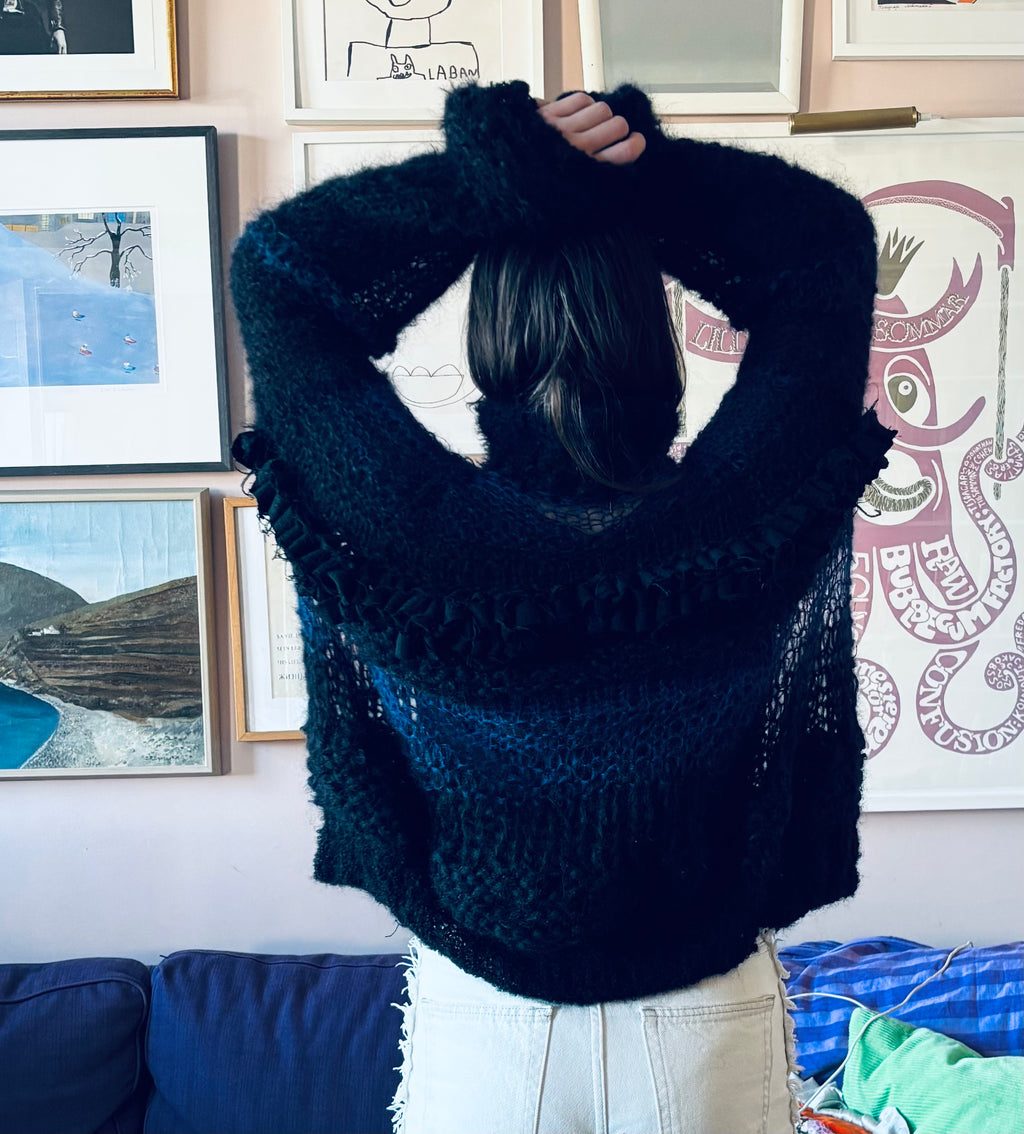 Nr0016- Fluffy airy sweater with "too long sleeves"