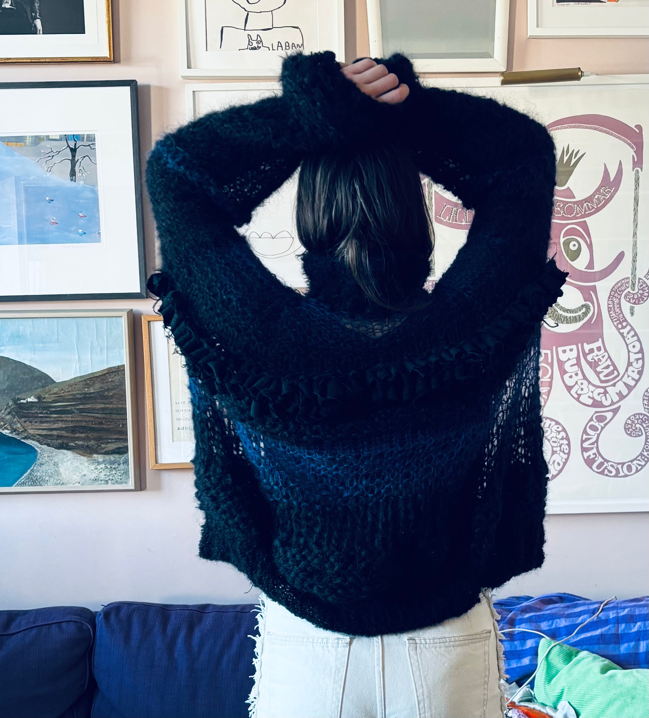 Nr0016- Fluffy airy sweater with "too long sleeves"