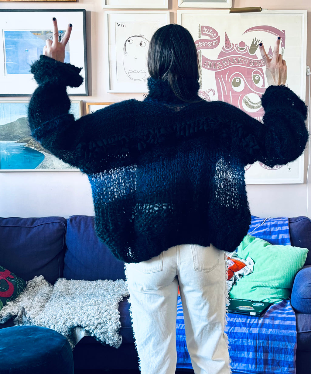 Nr0016- Fluffy airy sweater with "too long sleeves"