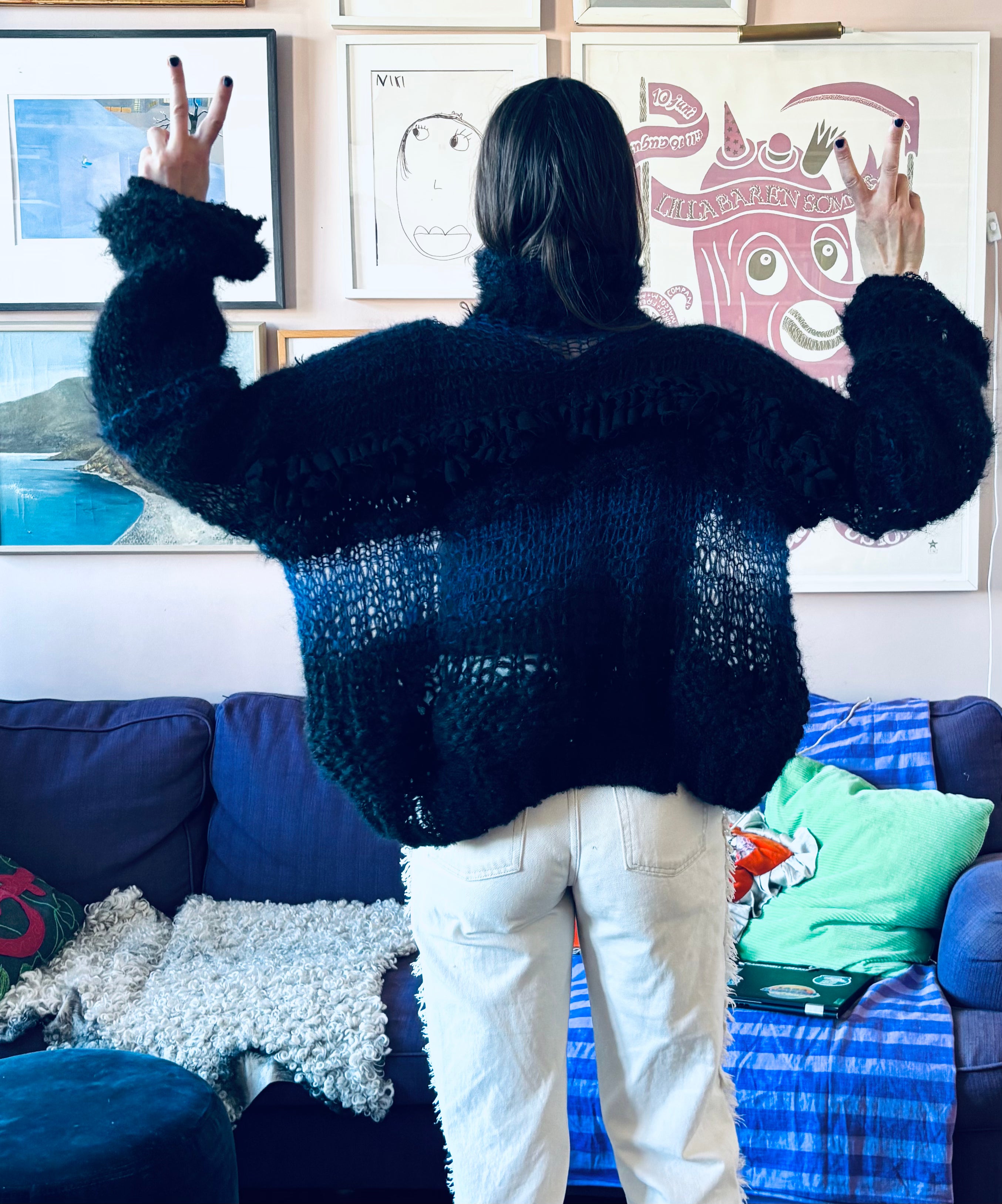Nr0016- Fluffy airy sweater with "too long sleeves"