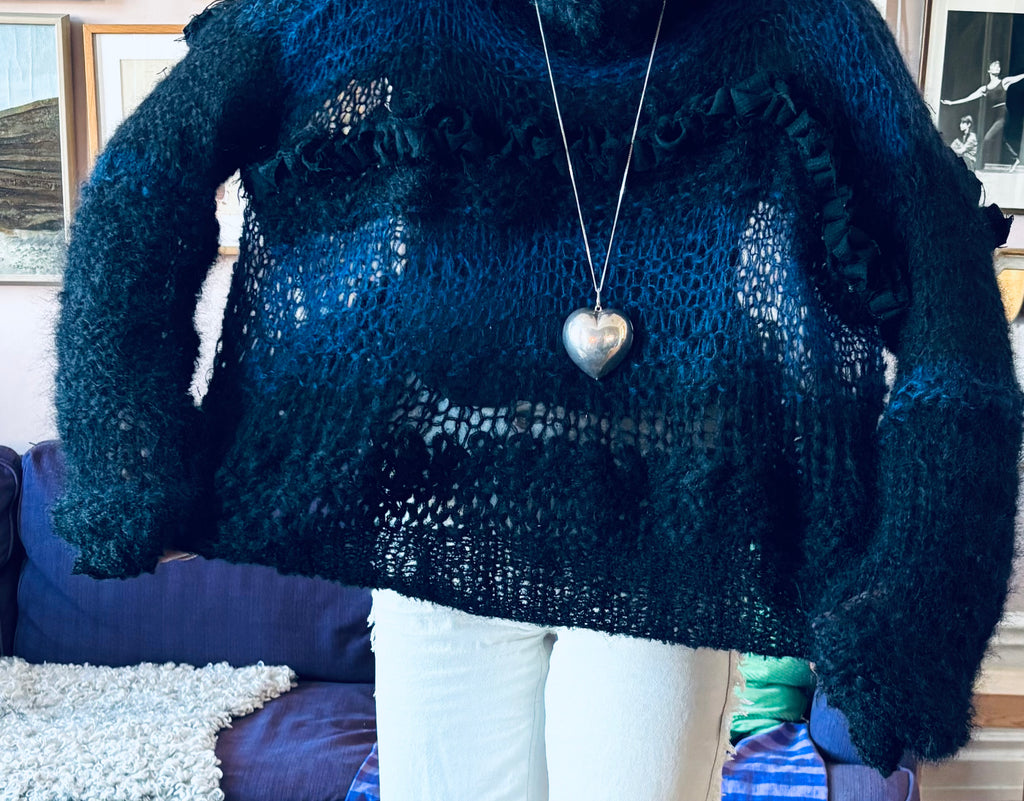 Nr0016- Fluffy airy sweater with "too long sleeves"