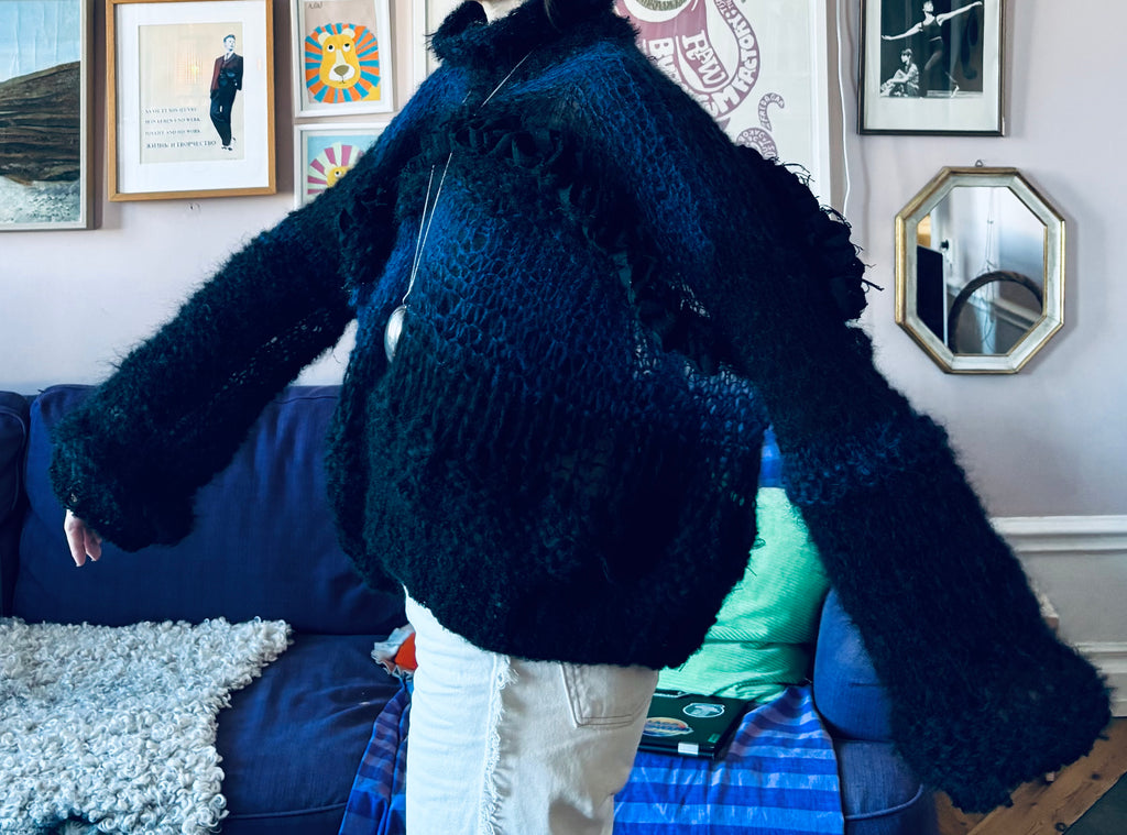 Nr0016- Fluffy airy sweater with "too long sleeves"