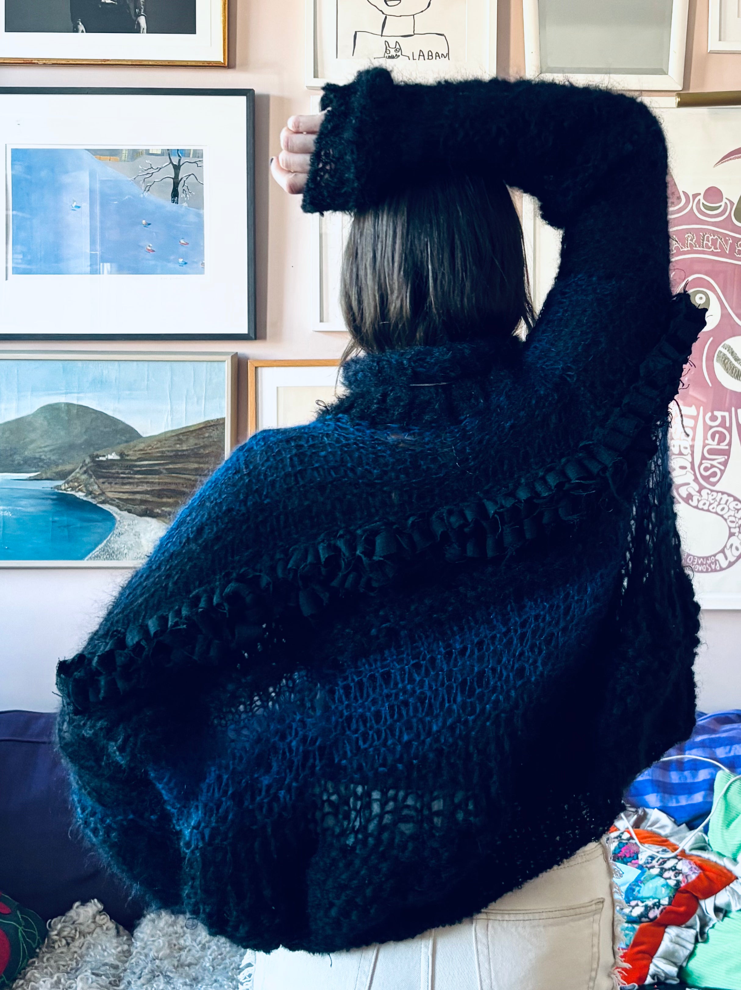 Nr0016- Fluffy airy sweater with "too long sleeves"